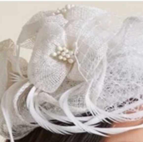 NWT! Beautiful Fascinator On Headband - White Mesh Netting Veil White Flower - Picture 2 of 9